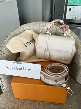 Authentic Louis Vuitton Epi Cream Crossbody Mini Bag